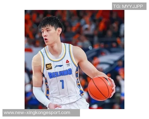 曾凡博防守失误贾里德巴特勒轻松突破上篮得分